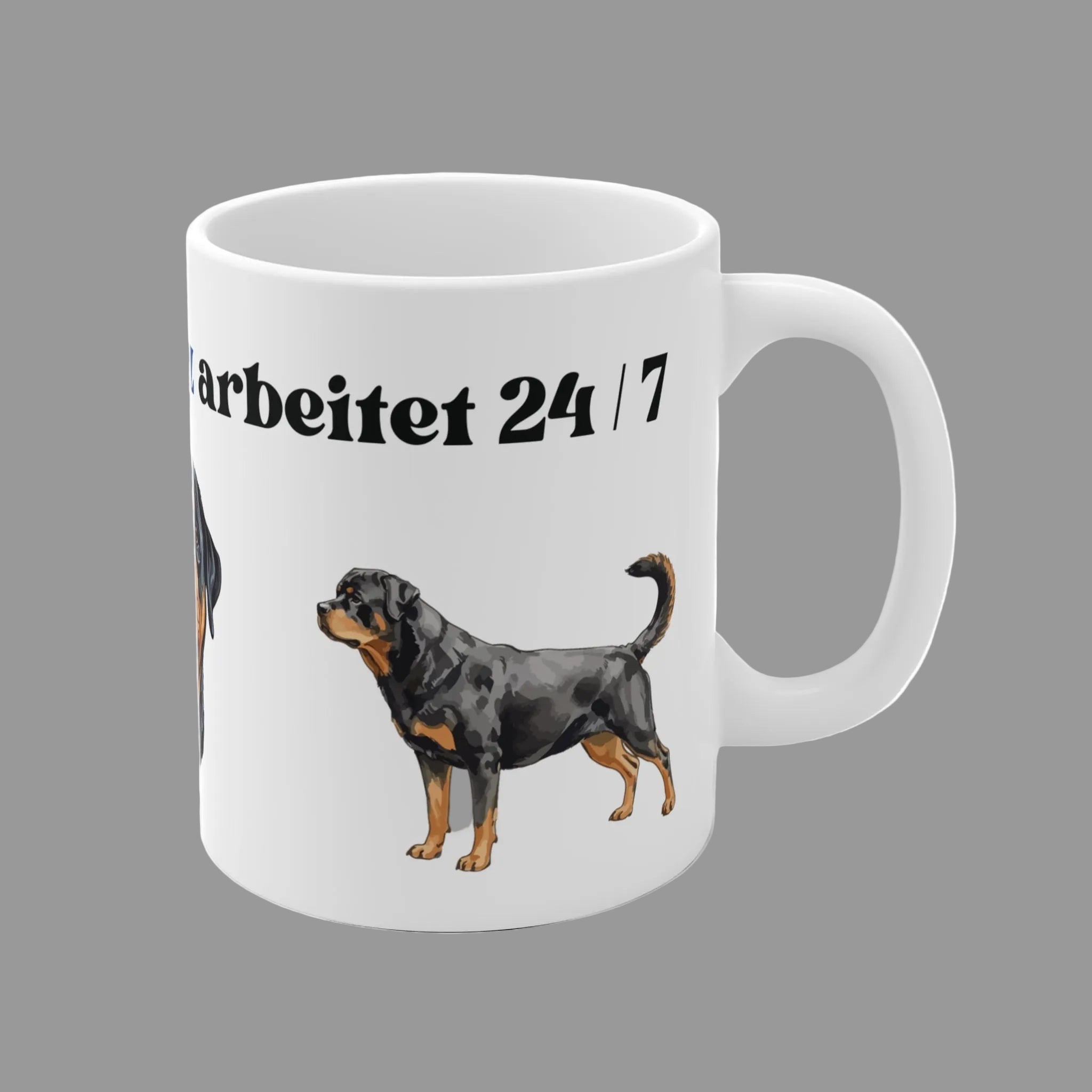 Weiße 330 ml Keramiktasse mit dem Spruch „Mein Wachschutz arbeitet 24/7“ sowie detailreichen Illustrationen eines Rottweilers.