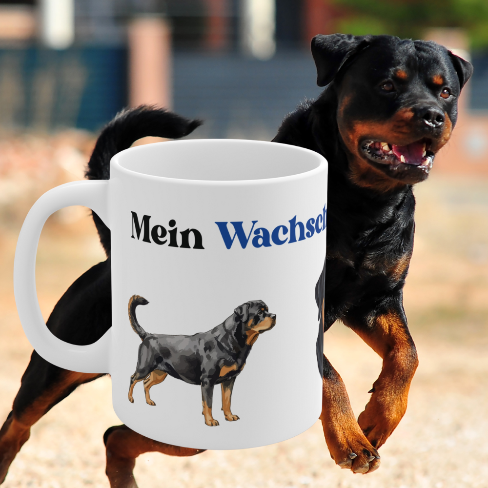 Weiße 330 ml Keramiktasse mit dem Spruch „Mein Wachschutz arbeitet 24/7“ sowie detailreichen Illustrationen eines Rottweilers.