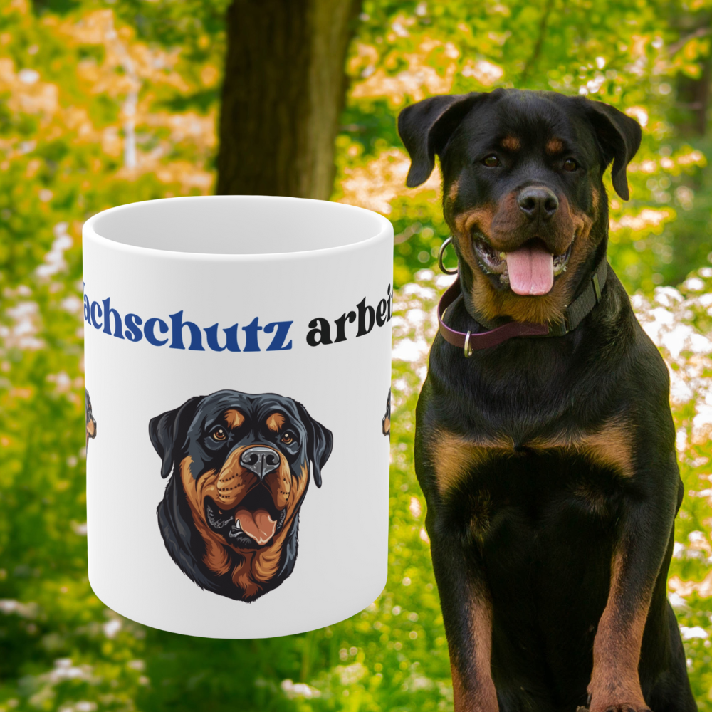Weiße 330 ml Keramiktasse mit dem Spruch „Mein Wachschutz arbeitet 24/7“ sowie detailreichen Illustrationen eines Rottweilers.