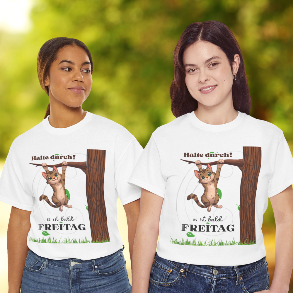 Weißes Unisex T-Shirt mit einer niedlichen Katze, die an einem Ast hängt, und dem Spruch „Halte durch, es ist bald Freitag“ – lustiges Katzenmotiv für Büro und Freizeit.