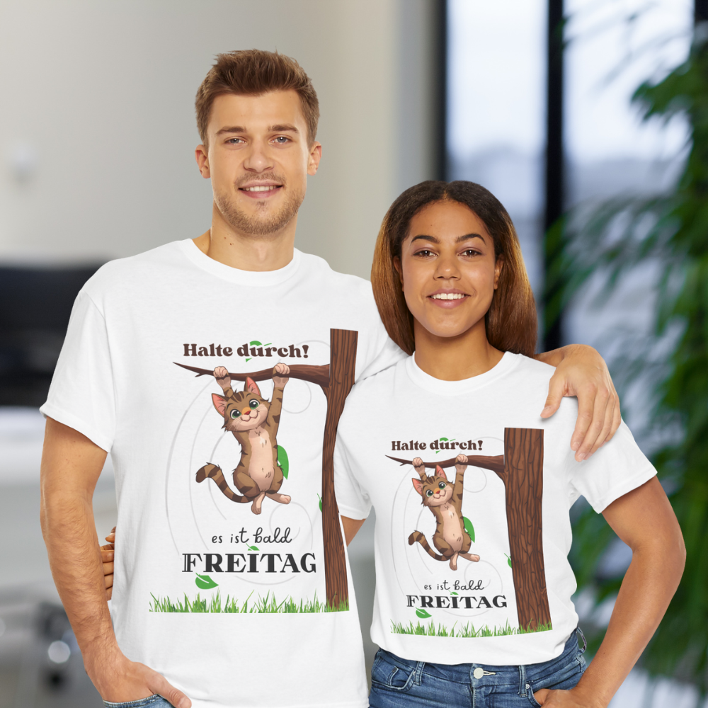 Weißes Unisex T-Shirt mit einer niedlichen Katze, die an einem Ast hängt, und dem Spruch „Halte durch, es ist bald Freitag“ – lustiges Katzenmotiv für Büro und Freizeit.