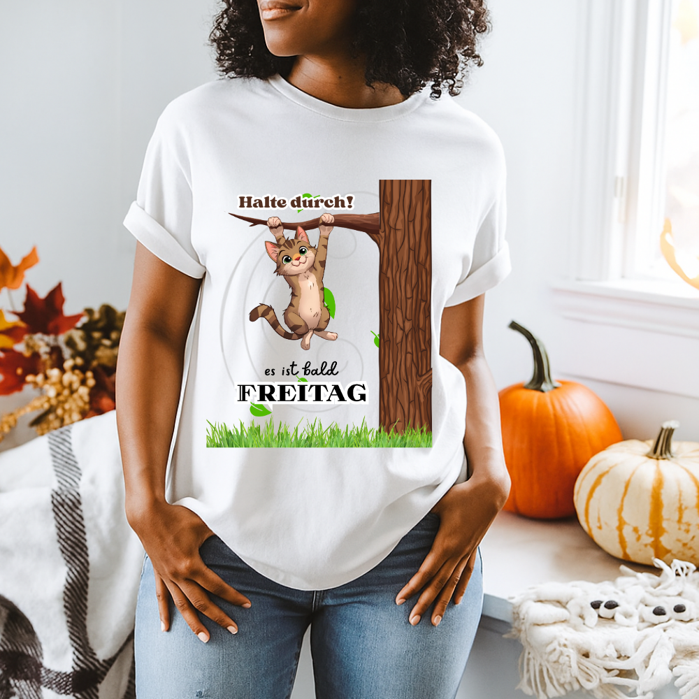 Weißes Unisex T-Shirt mit einer niedlichen Katze, die an einem Ast hängt, und dem Spruch „Halte durch, es ist bald Freitag“ – lustiges Katzenmotiv für Büro und Freizeit.