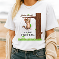 Weißes Unisex T-Shirt mit einer niedlichen Katze, die an einem Ast hängt, und dem Spruch „Halte durch, es ist bald Freitag“ – lustiges Katzenmotiv für Büro und Freizeit.