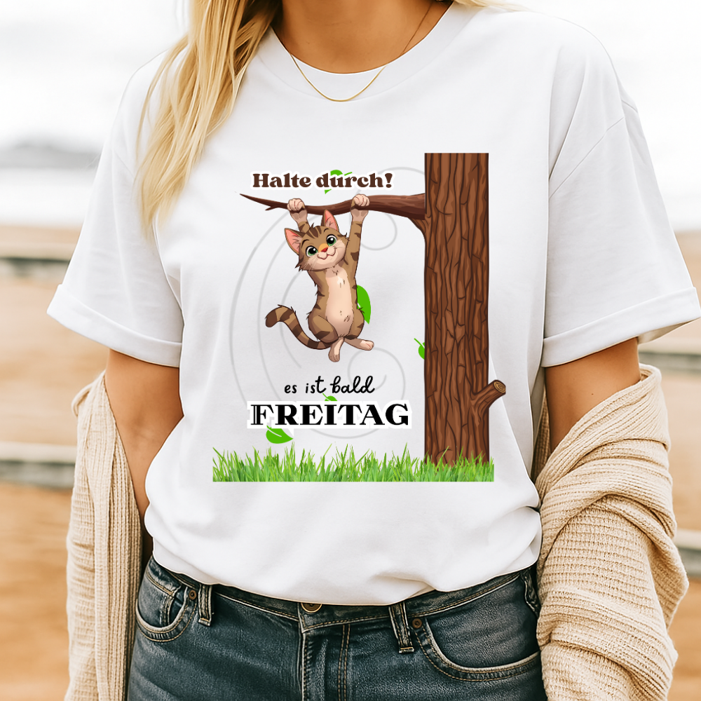 Weißes Unisex T-Shirt mit einer niedlichen Katze, die an einem Ast hängt, und dem Spruch „Halte durch, es ist bald Freitag“ – lustiges Katzenmotiv für Büro und Freizeit.