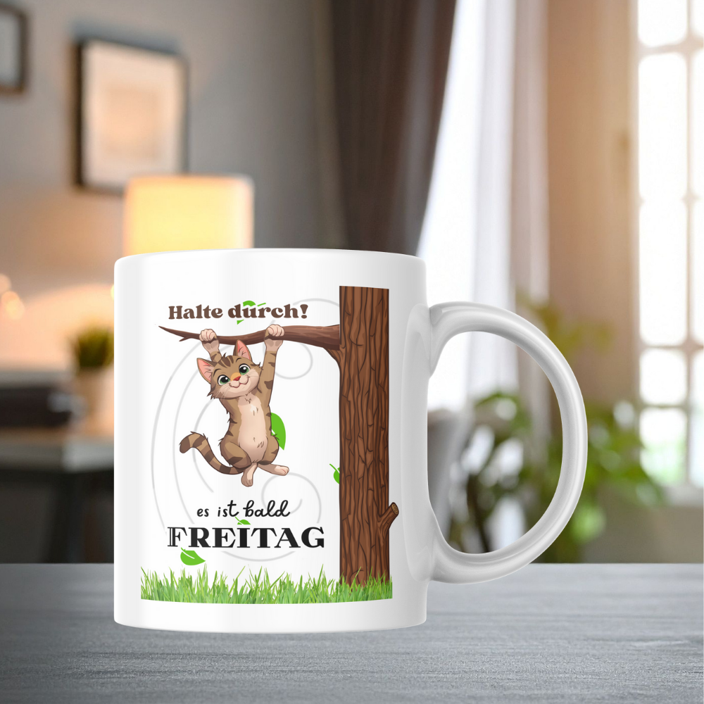 Weiße 330 ml Keramiktasse mit einer niedlichen Katze, die an einem Ast hängt, und dem Spruch „Halte durch, es ist bald Freitag“ – lustige Tasse für Büro und Katzenfans.