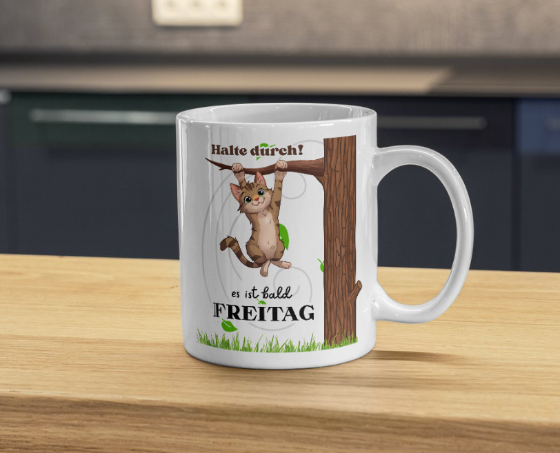 Weiße 330 ml Keramiktasse mit einer niedlichen Katze, die an einem Ast hängt, und dem Spruch „Halte durch, es ist bald Freitag“ – lustige Tasse für Büro und Katzenfans.
