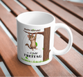 Weiße 330 ml Keramiktasse mit einer niedlichen Katze, die an einem Ast hängt, und dem Spruch „Halte durch, es ist bald Freitag“ – lustige Tasse für Büro und Katzenfans.