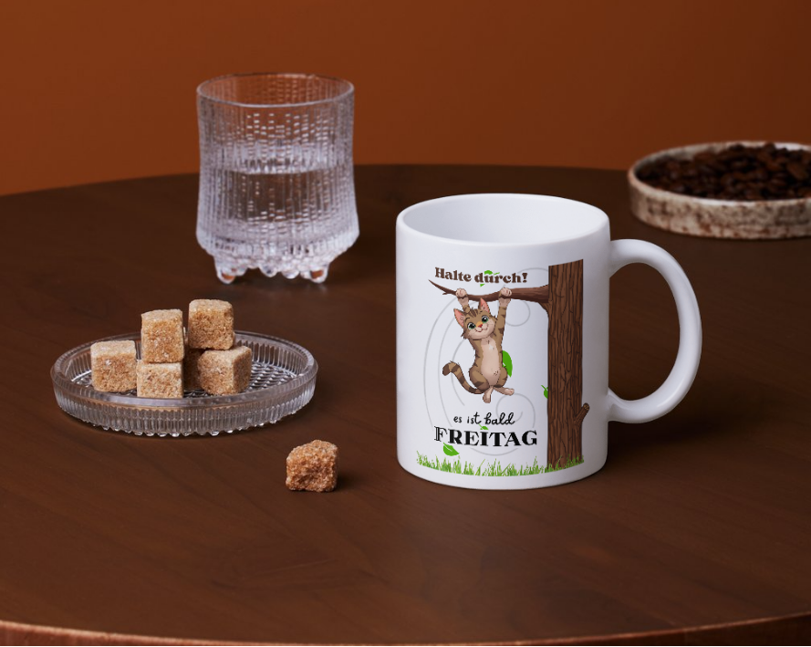 Weiße 330 ml Keramiktasse mit einer niedlichen Katze, die an einem Ast hängt, und dem Spruch „Halte durch, es ist bald Freitag“ – lustige Tasse für Büro und Katzenfans.