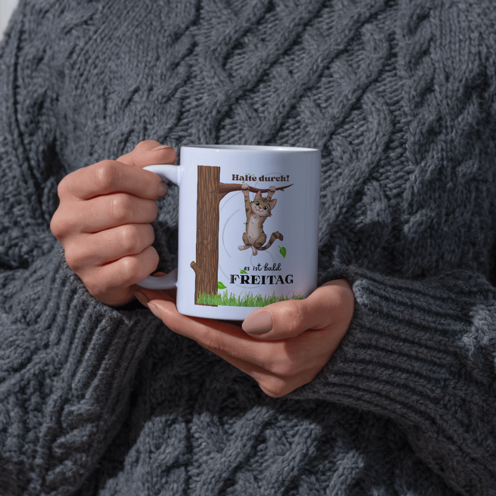 Weiße 330 ml Keramiktasse mit einer niedlichen Katze, die an einem Ast hängt, und dem Spruch „Halte durch, es ist bald Freitag“ – lustige Tasse für Büro und Katzenfans.