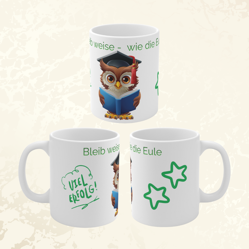 Weiße 330 ml Keramiktasse mit einer niedlichen Eule im Doktorhut, die ein Buch liest, und dem Spruch „Bleib weise – wie die Eule“ – motivierende Geschenktasse für Lehrer, Schüler und Bücherfans.