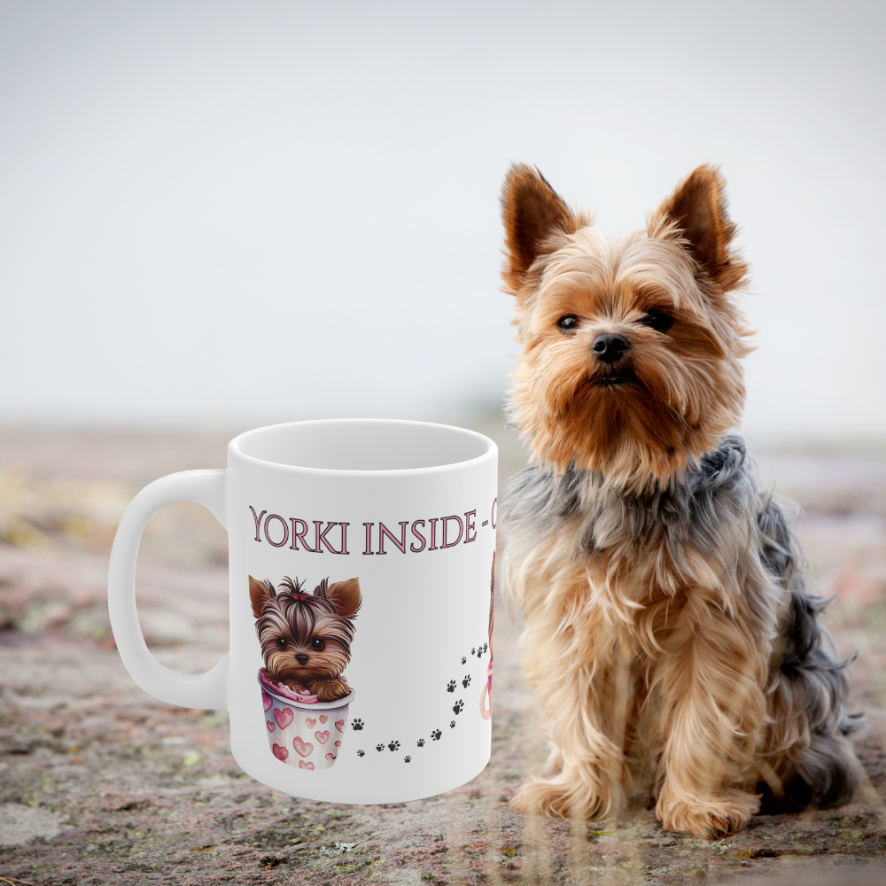 Weiße 330 ml Keramiktasse mit dem Spruch „Yorki Inside – Chaos garantiert“ und drei niedlichen Yorkshire Terriern in Tassen – lustige Geschenktasse für Yorkie-Fans.