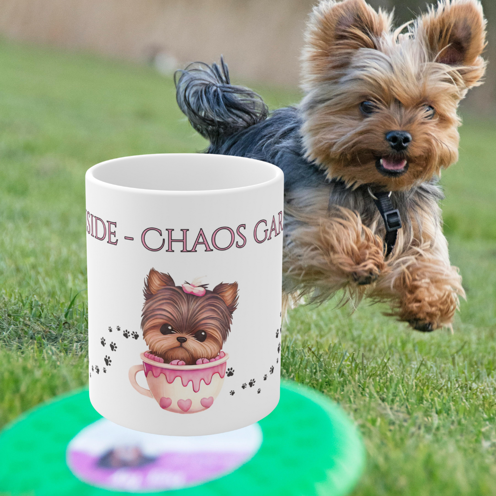 Weiße 330 ml Keramiktasse mit dem Spruch „Yorki Inside – Chaos garantiert“ und drei niedlichen Yorkshire Terriern in Tassen – lustige Geschenktasse für Yorkie-Fans.
