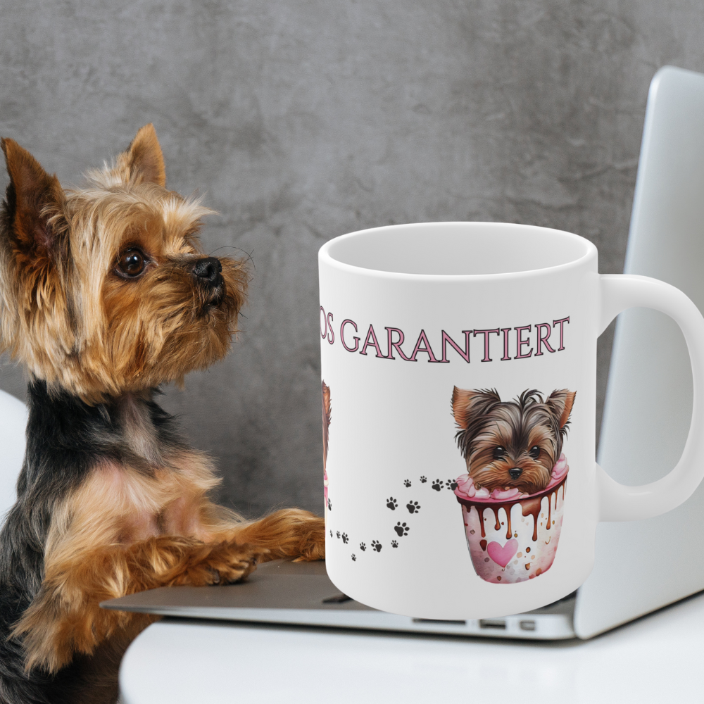 Weiße 330 ml Keramiktasse mit dem Spruch „Yorki Inside – Chaos garantiert“ und drei niedlichen Yorkshire Terriern in Tassen – lustige Geschenktasse für Yorkie-Fans.