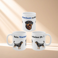 Weiße 330 ml Keramiktasse mit dem Spruch „Mein Wachschutz arbeitet 24/7“ sowie detailreichen Illustrationen eines Rottweilers.